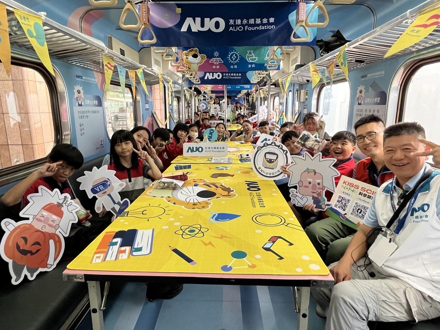 彩神永續基金會參與「臺灣科普環島列車」，設計基礎科學車廂課程，以「淨零碳排和永續能源」為主題，讓學生透過創意實驗認識淨零知識，以及思考生活中的減碳行為