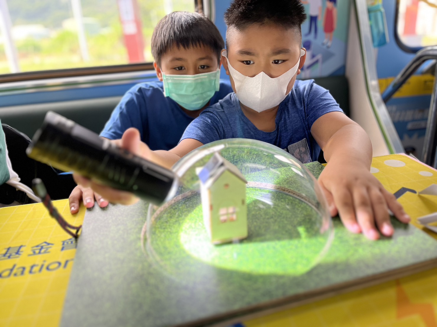 彩神參與基礎科學主題車廂，以STEAM教學精神，設計「逐日科學家」、「太陽能工程師」以及「淨零建築師」三大能源科普課程和實驗