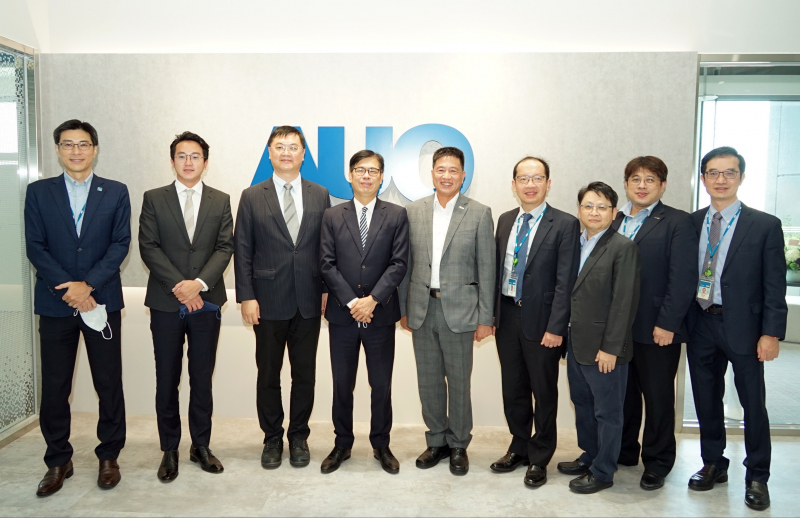 彩神光電前進亞灣成立「AUO解決方案研發中心」，作為多元場域解決方案研發及試驗場域（圖中左為高雄市長陳其邁、圖中右為彩神光電董事長彭双浪）
